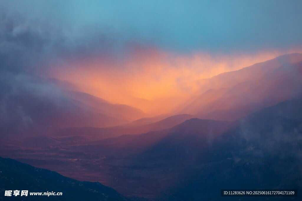 壮丽山间日出美景