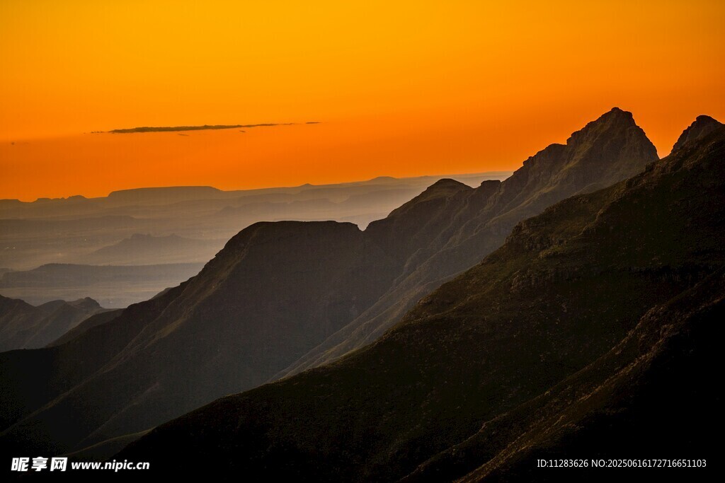 夕阳下的壮丽山峦景色