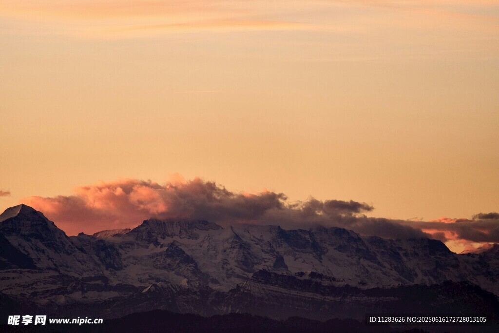 夕阳下的壮丽山峦