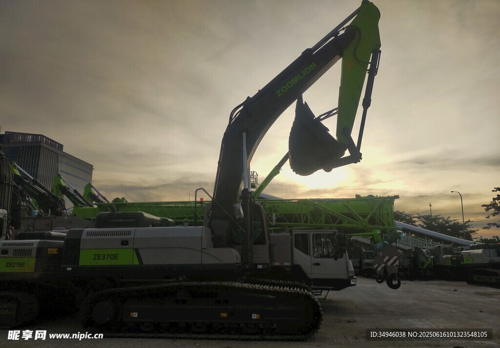 施工现场的绿色挖掘机