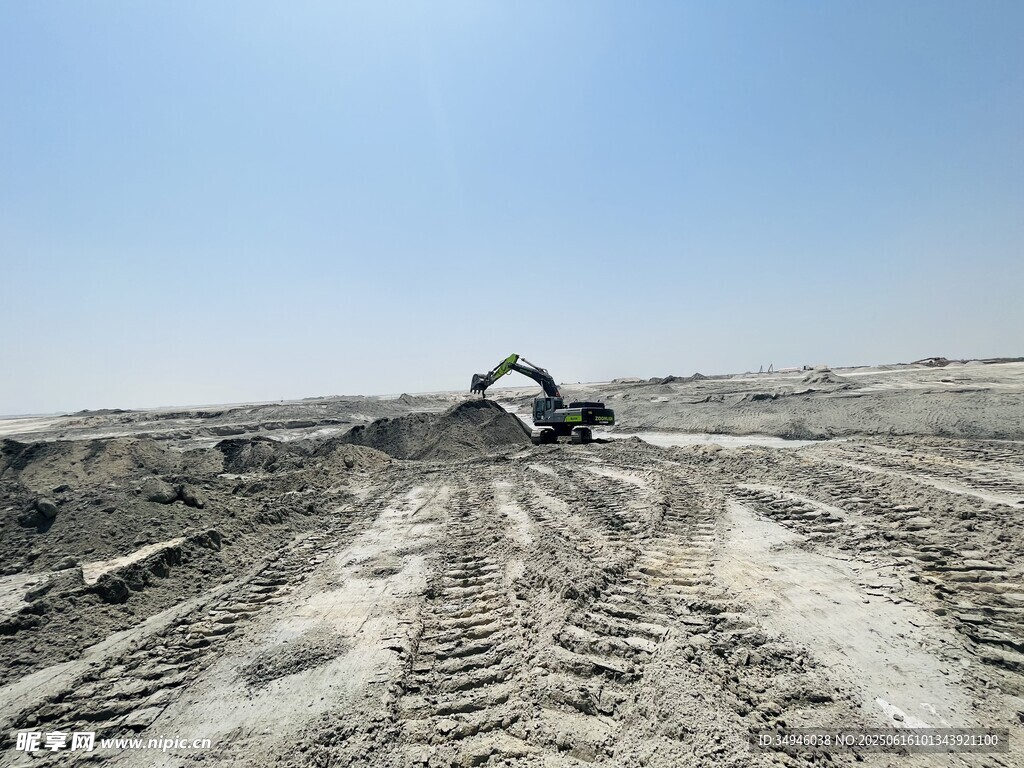 沙漠中的挖掘机作业场景