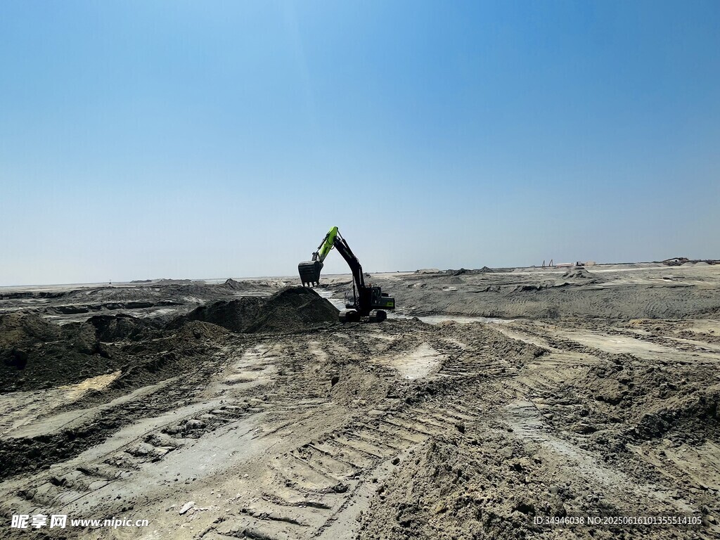 挖掘机作业于开阔工地