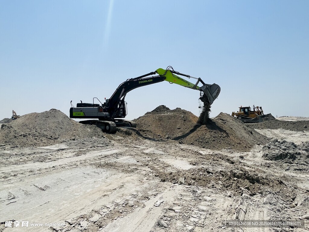 挖掘机于沙地作业场景