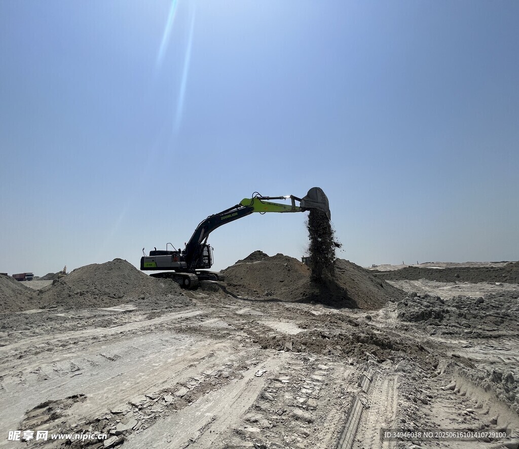 挖掘机于沙地作业场景