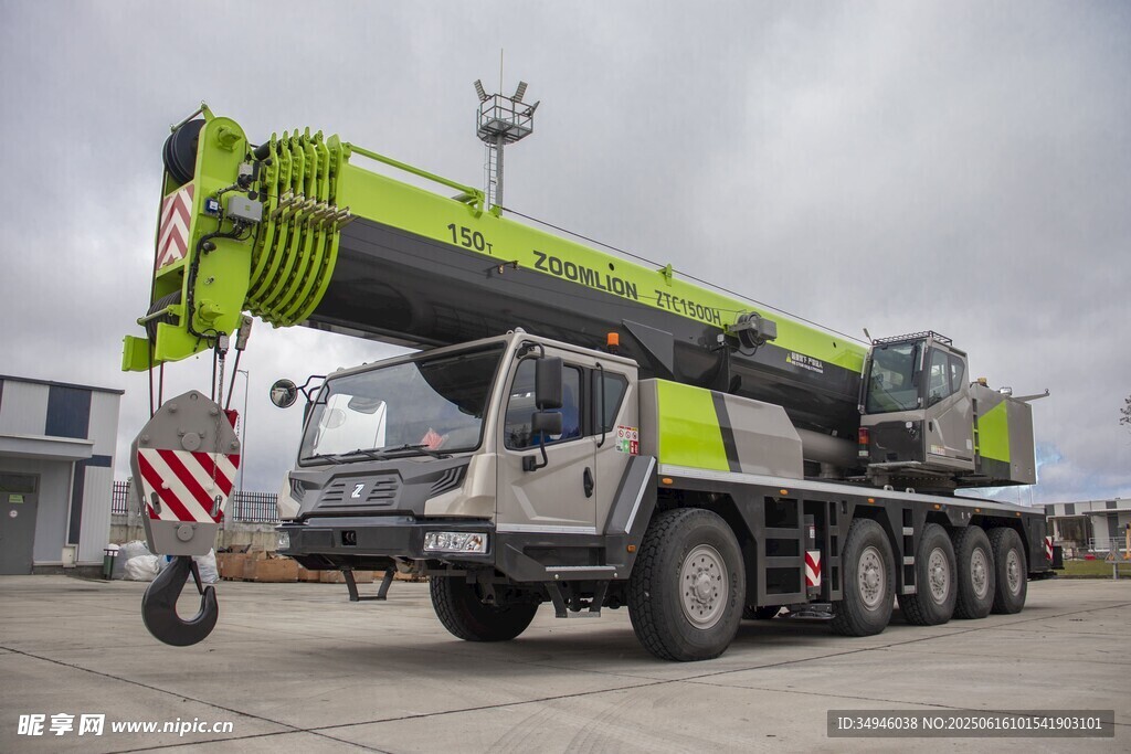绿色重型汽车起重机