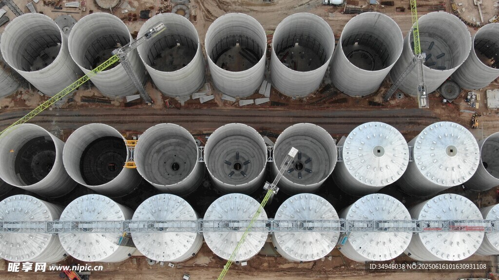 排列整齐的多色圆柱容器