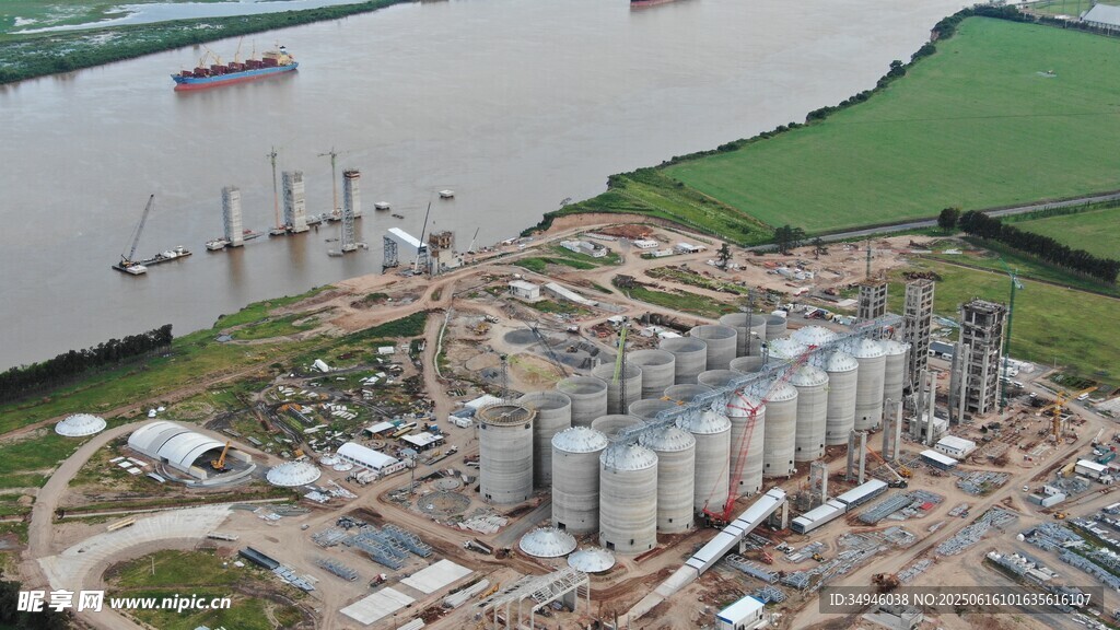 河畔工业设施鸟瞰图