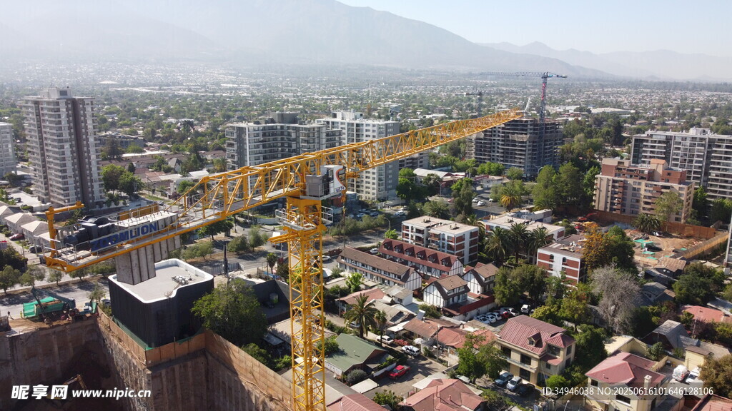 城市中的建筑起重机作业