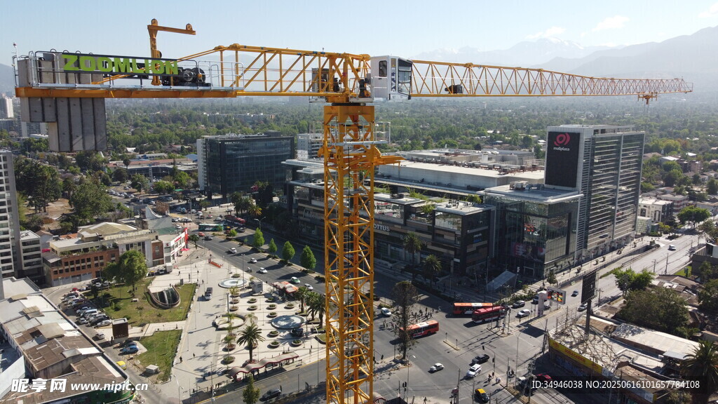 城市中的塔式起重机作业