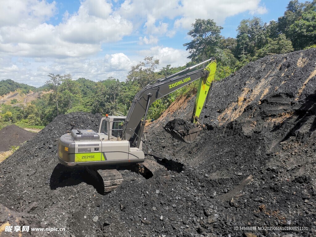 矿山挖掘机作业场景