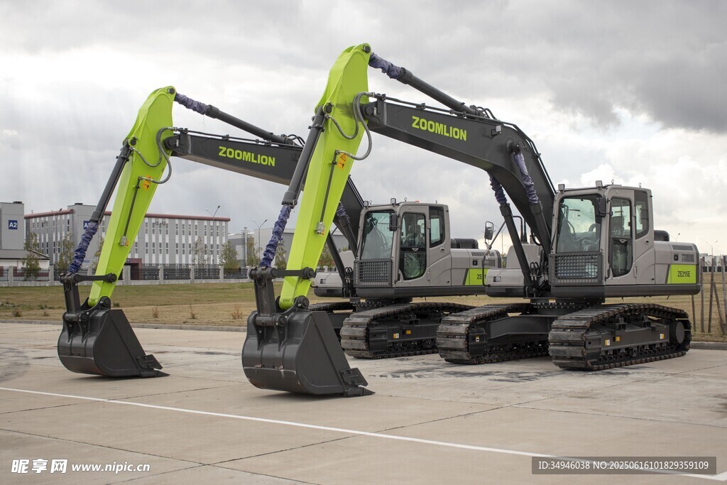 两台绿色履带式挖掘机