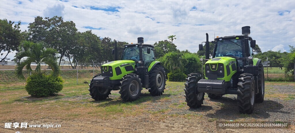 田野中的绿色农用拖拉机
