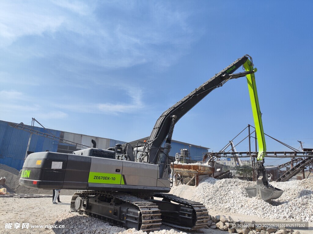 挖掘机作业于碎石场地