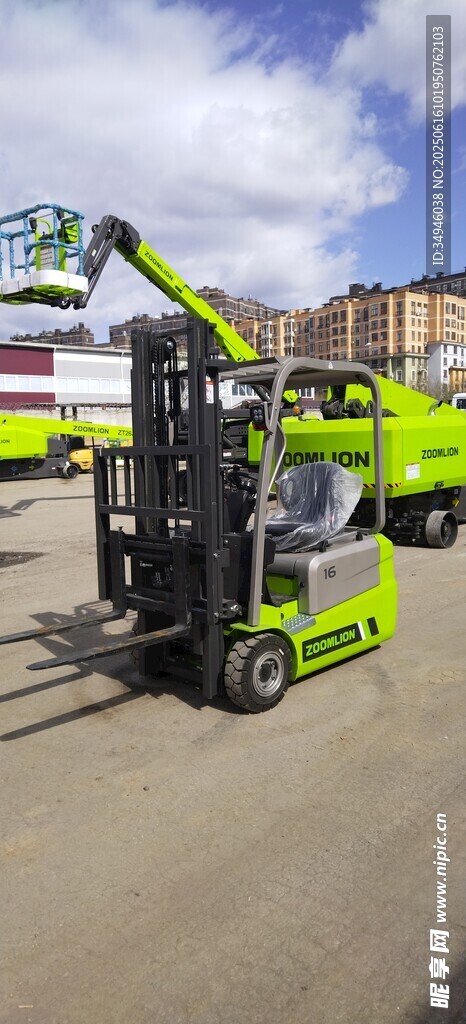 户外停放的绿色叉车设备