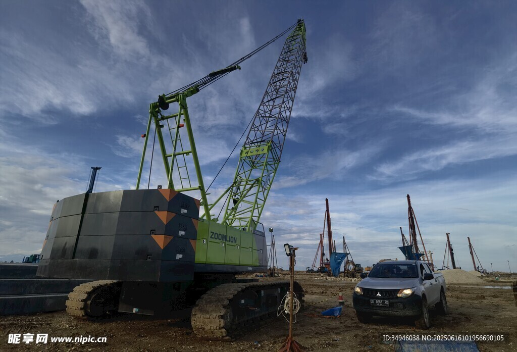 工地旁的起重机与车辆