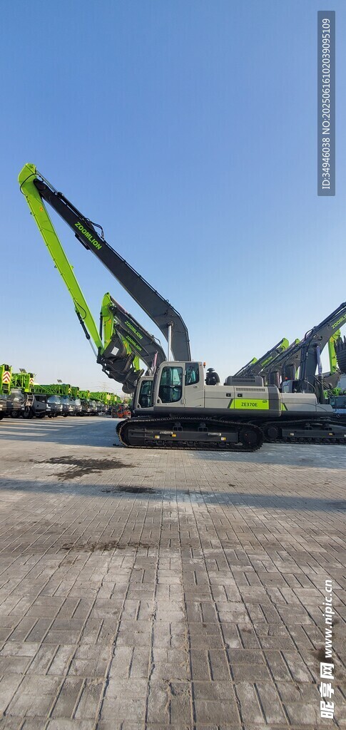 户外停放的多台绿色起重机