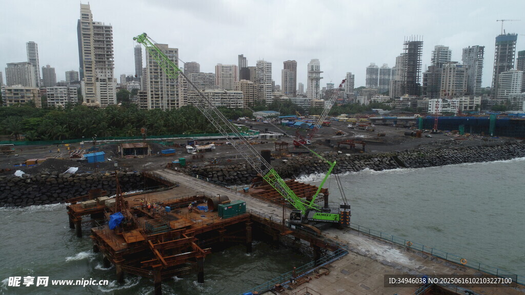 城市河畔的工程作业场景