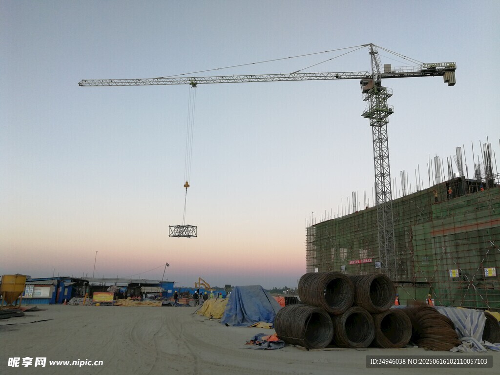 建筑工地起重机作业场景