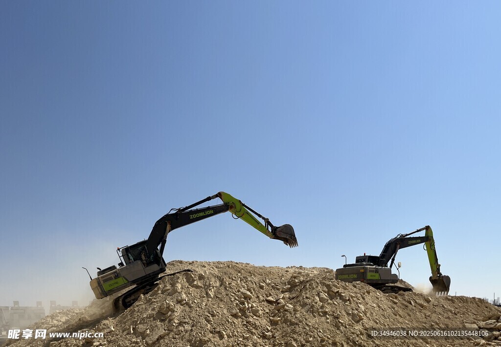 两台挖掘机作业于沙堆