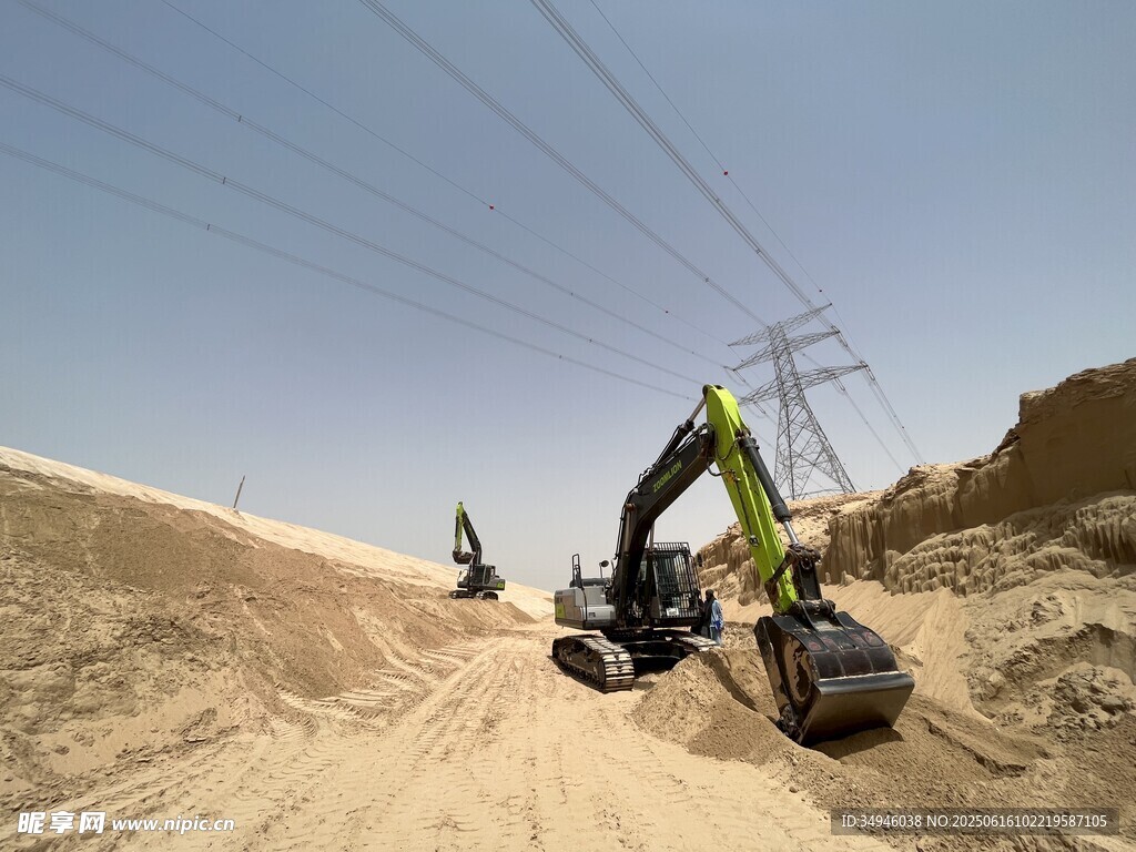 沙漠中的工程机械作业