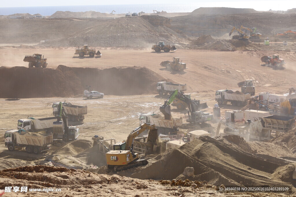 繁忙露天矿场施工景象