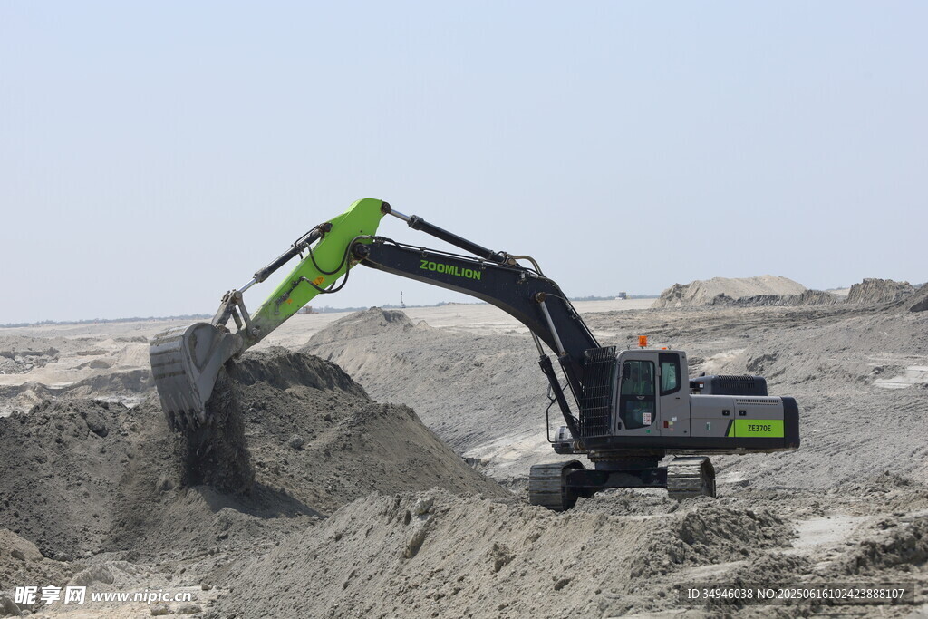 挖掘机于沙地作业场景