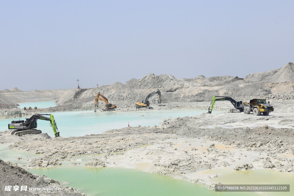 露天矿场挖掘机作业场景