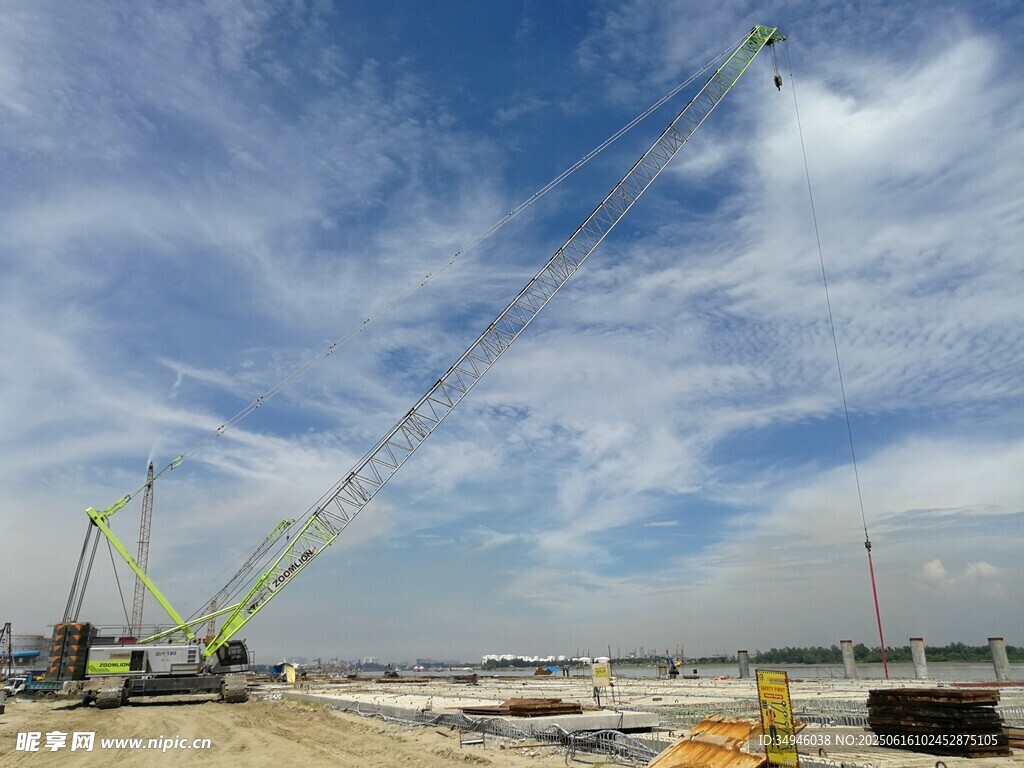 施工现场的大型起重机