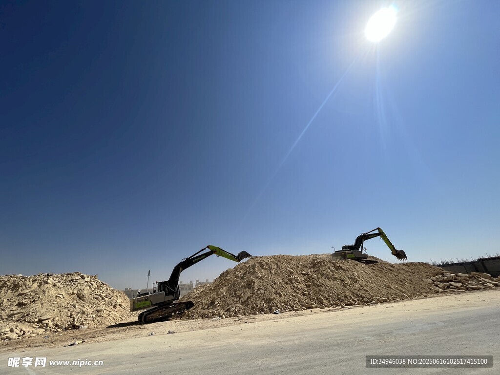 阳光下的挖掘机作业场景