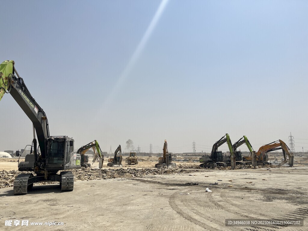 工地挖掘机作业场景