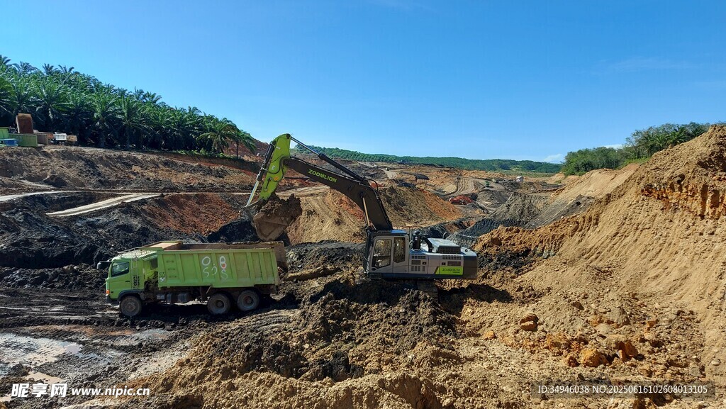 施工现场的挖掘机作业