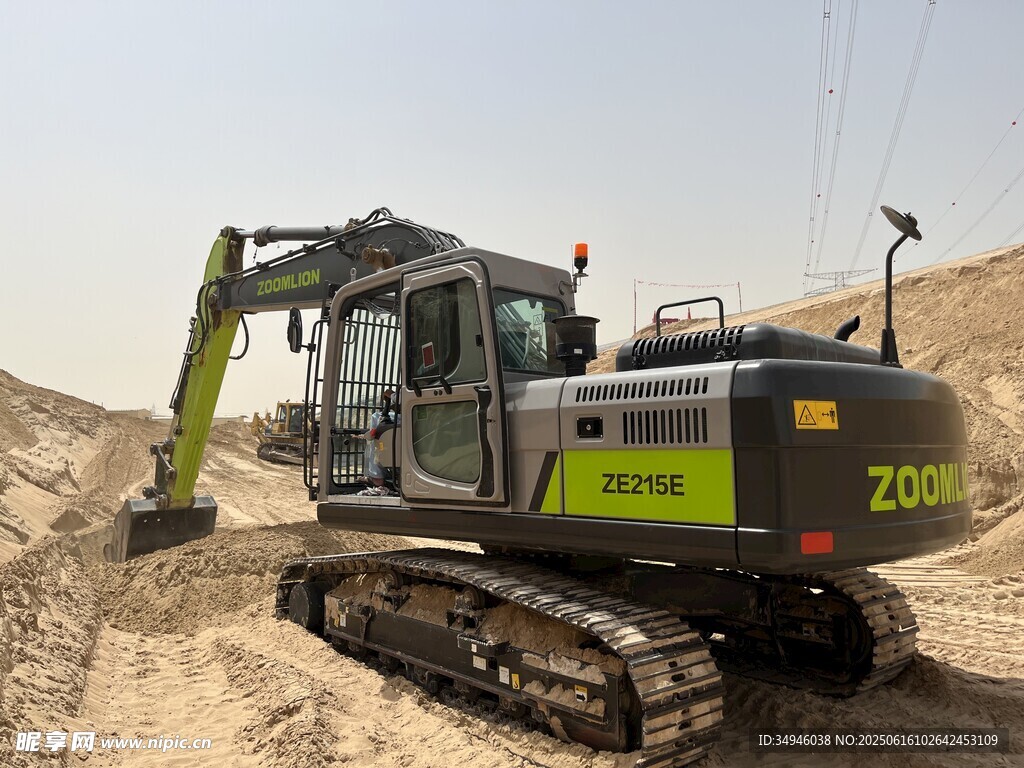 履带式挖掘机作业场景