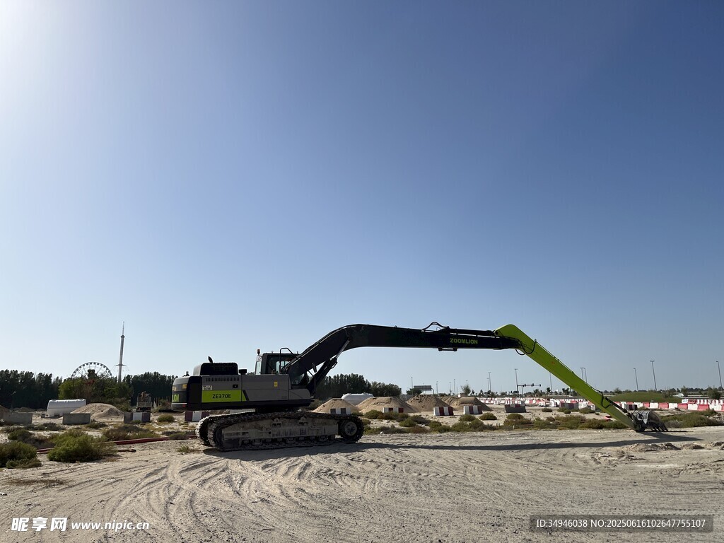 施工现场的挖掘机作业