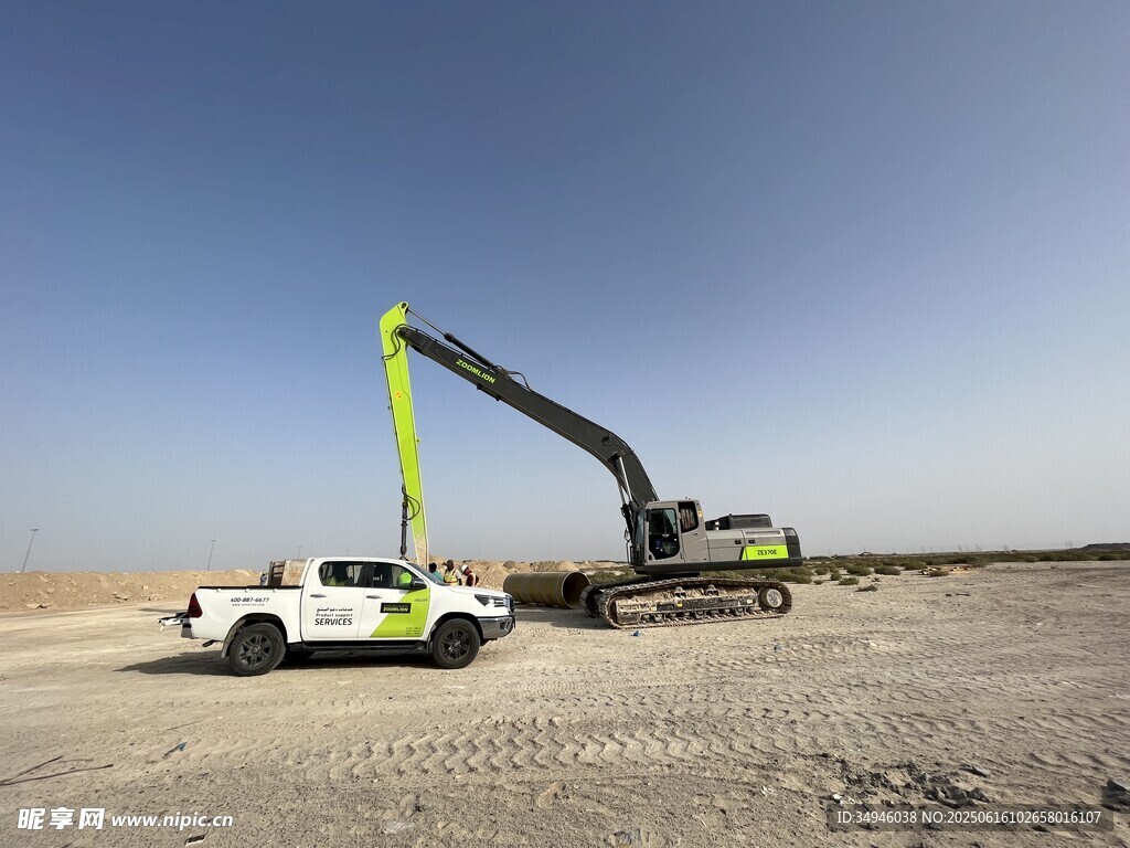 工地挖掘机与作业车辆