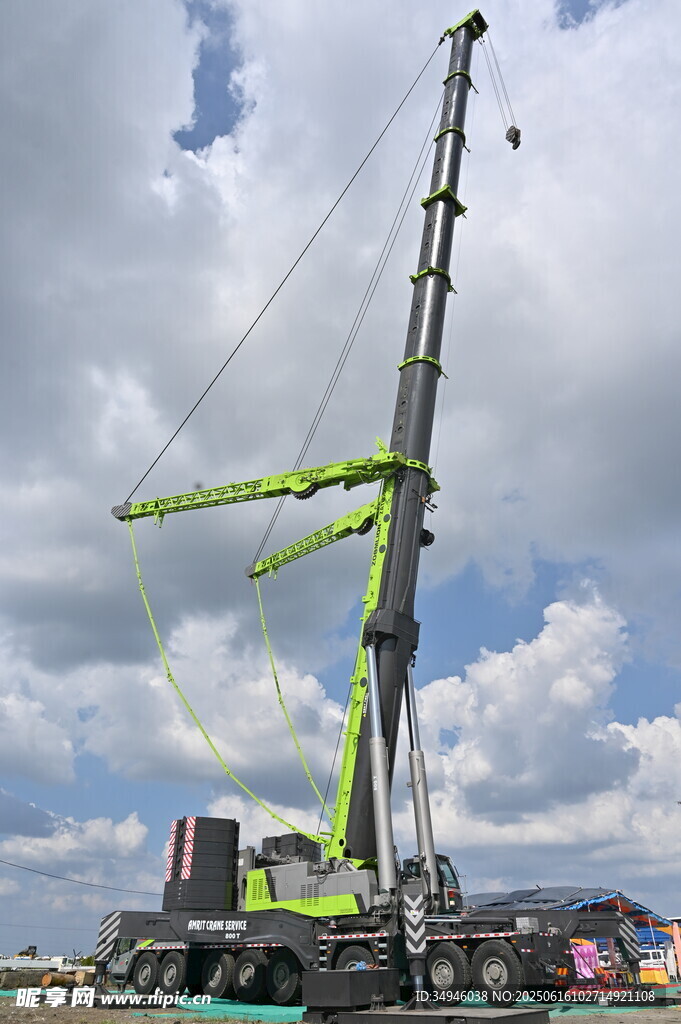 大型绿色起重机施工现场