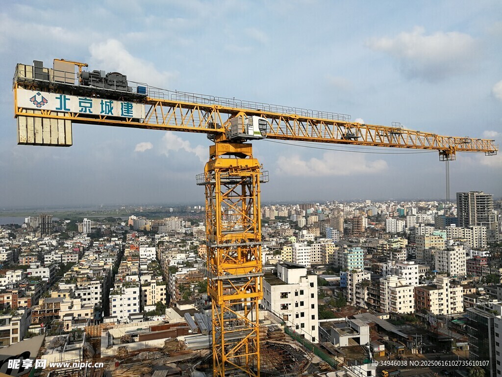 城市上空的塔式起重机
