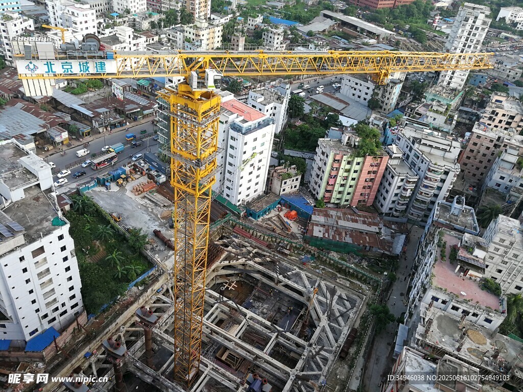 城市中施工的塔式起重机