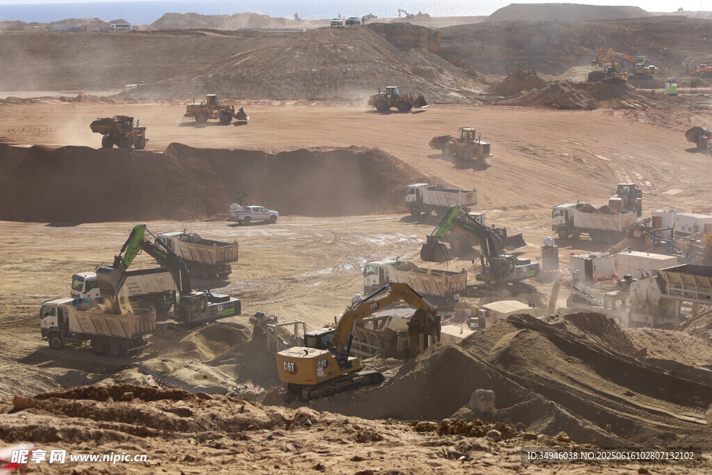 施工现场多台工程机械作业