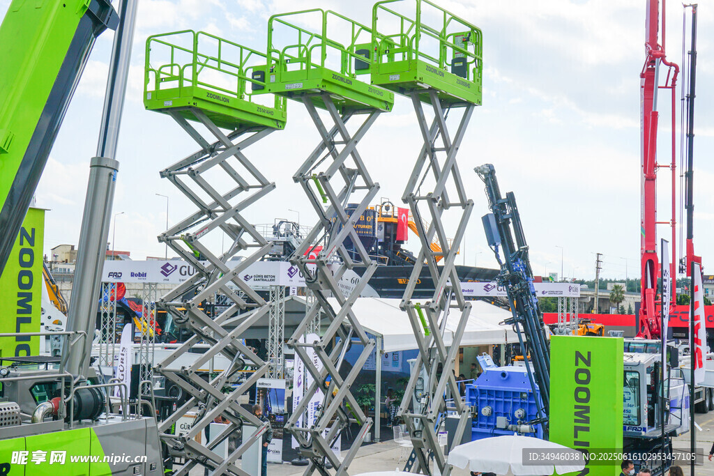 绿色高空作业升降平台设备