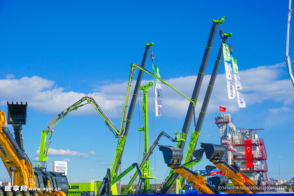 多样工程机械齐聚蓝天