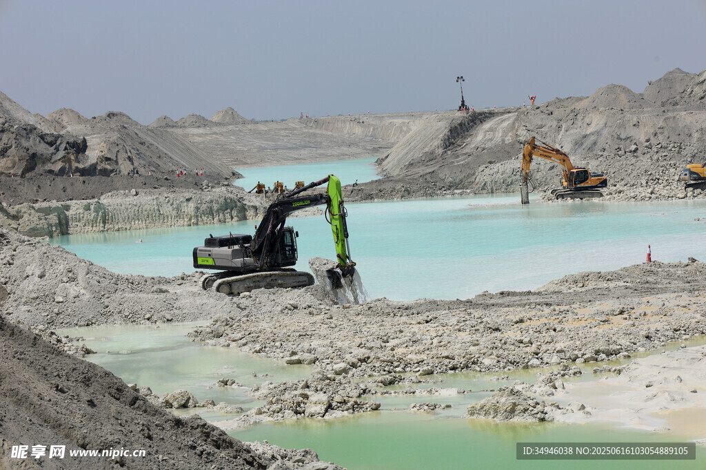 露天矿场中的挖掘机作业