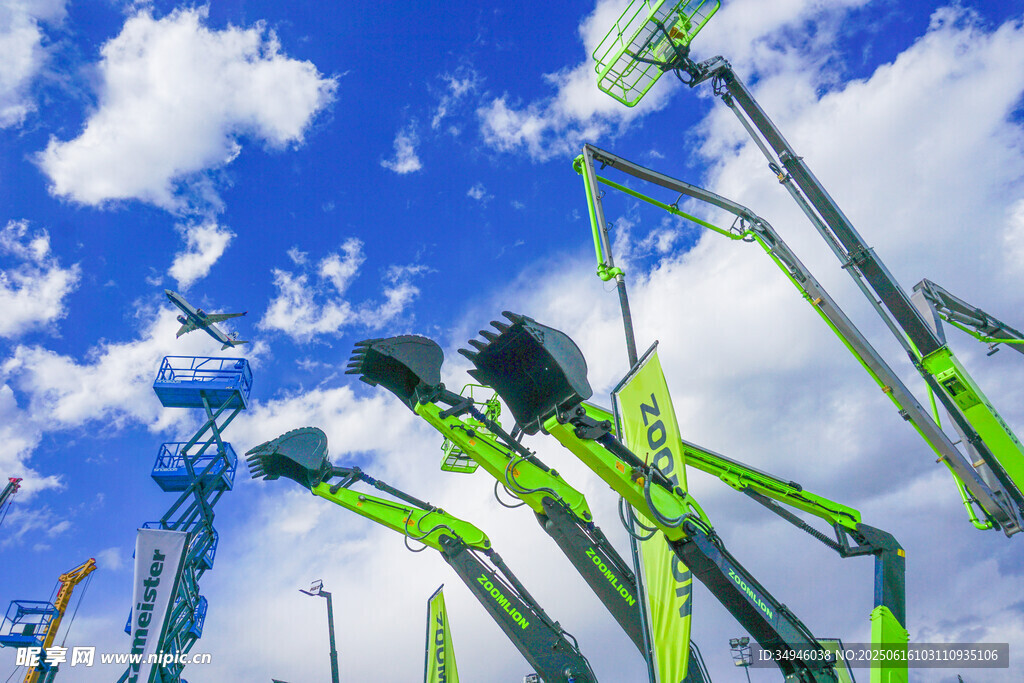 蓝天白云下的游乐设施