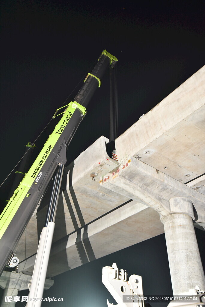 高空作业车进行高空作业