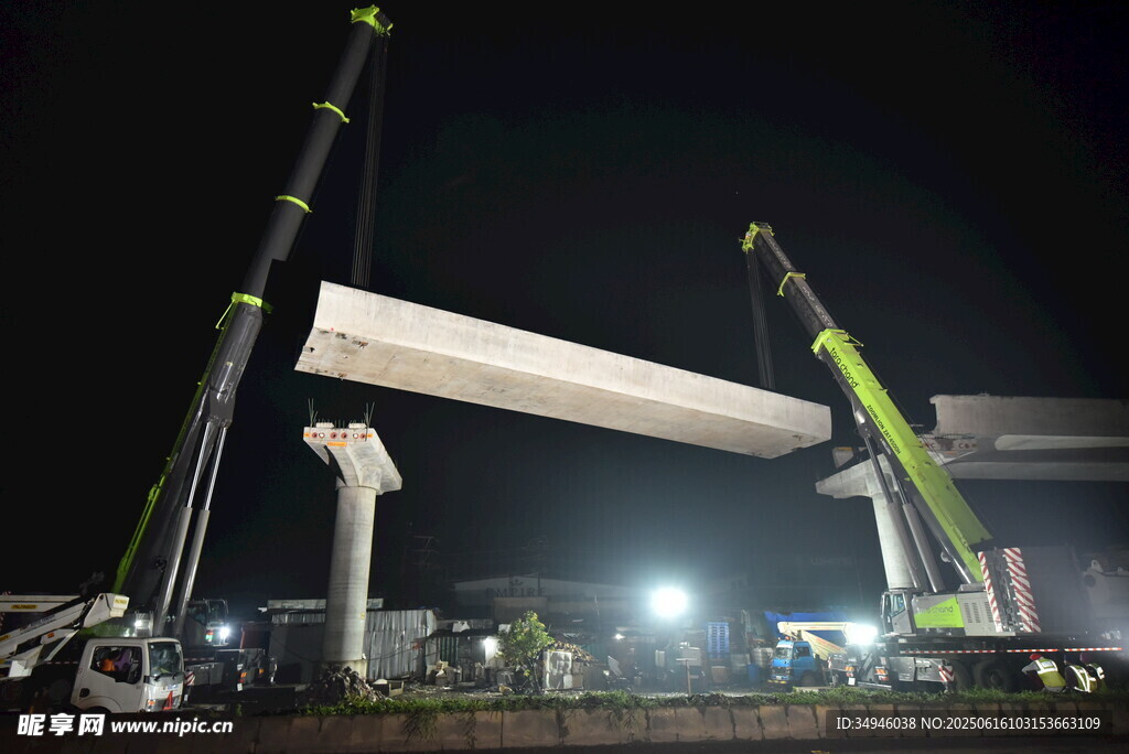 夜间桥梁架设施工场景