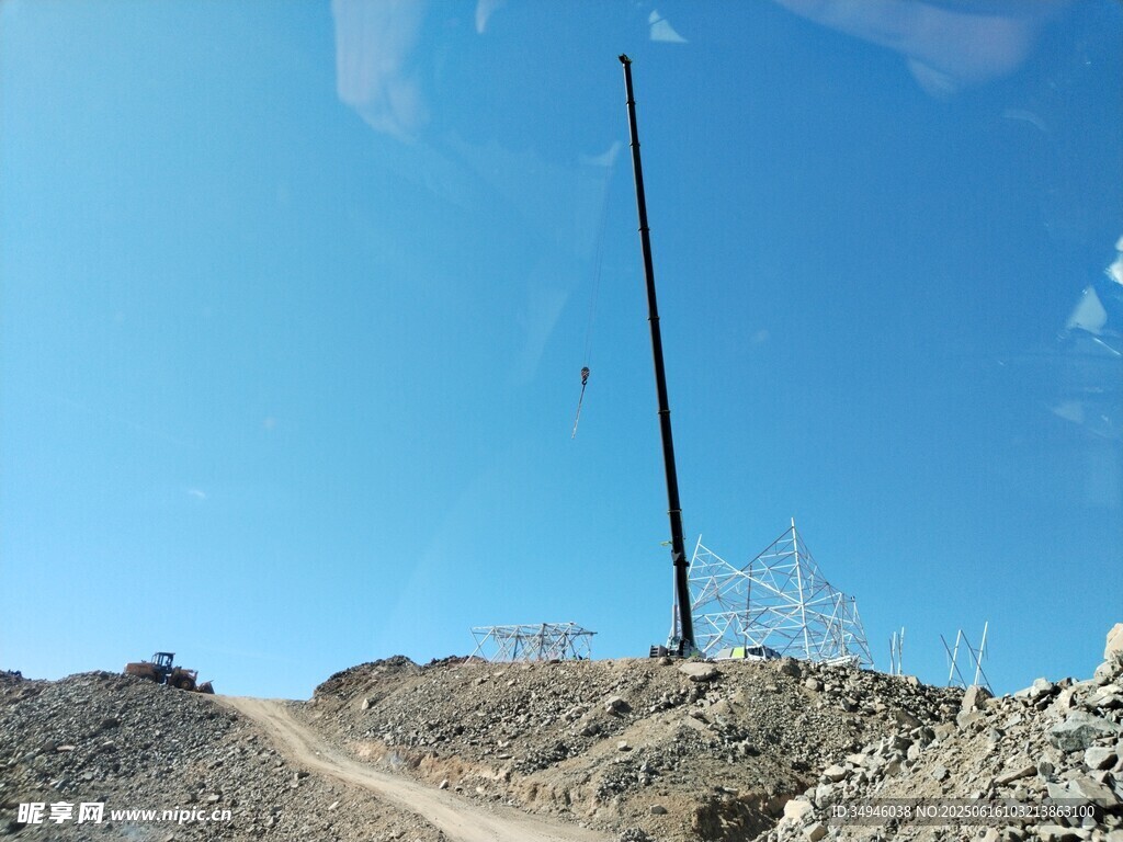 山顶矗立的黑色电线杆