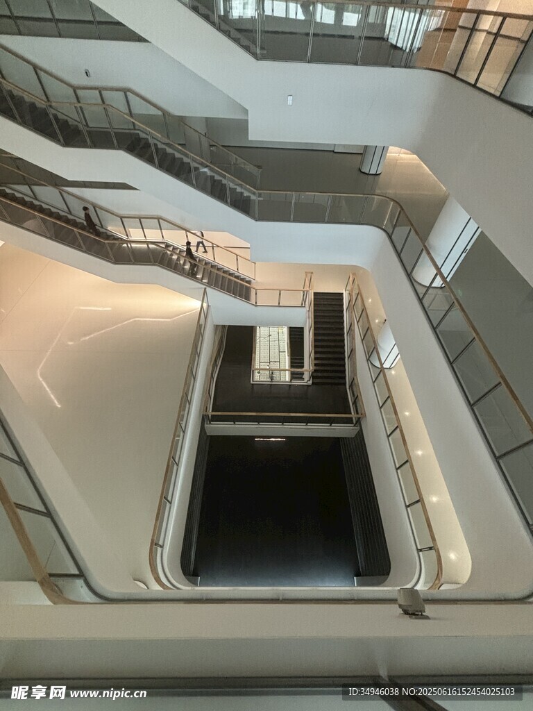 现代建筑内部多层空间景观