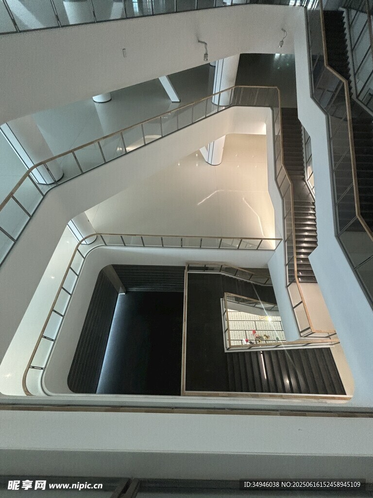 现代风格室内旋转楼梯