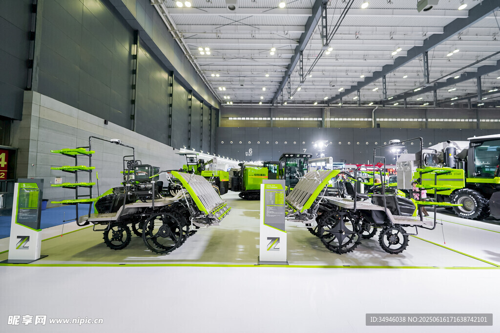 室内展示的多辆绿色摩托车