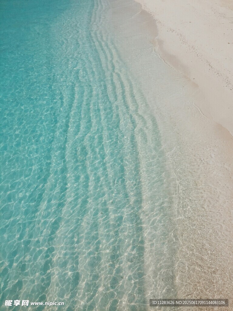 海边细腻沙滩与清澈海水