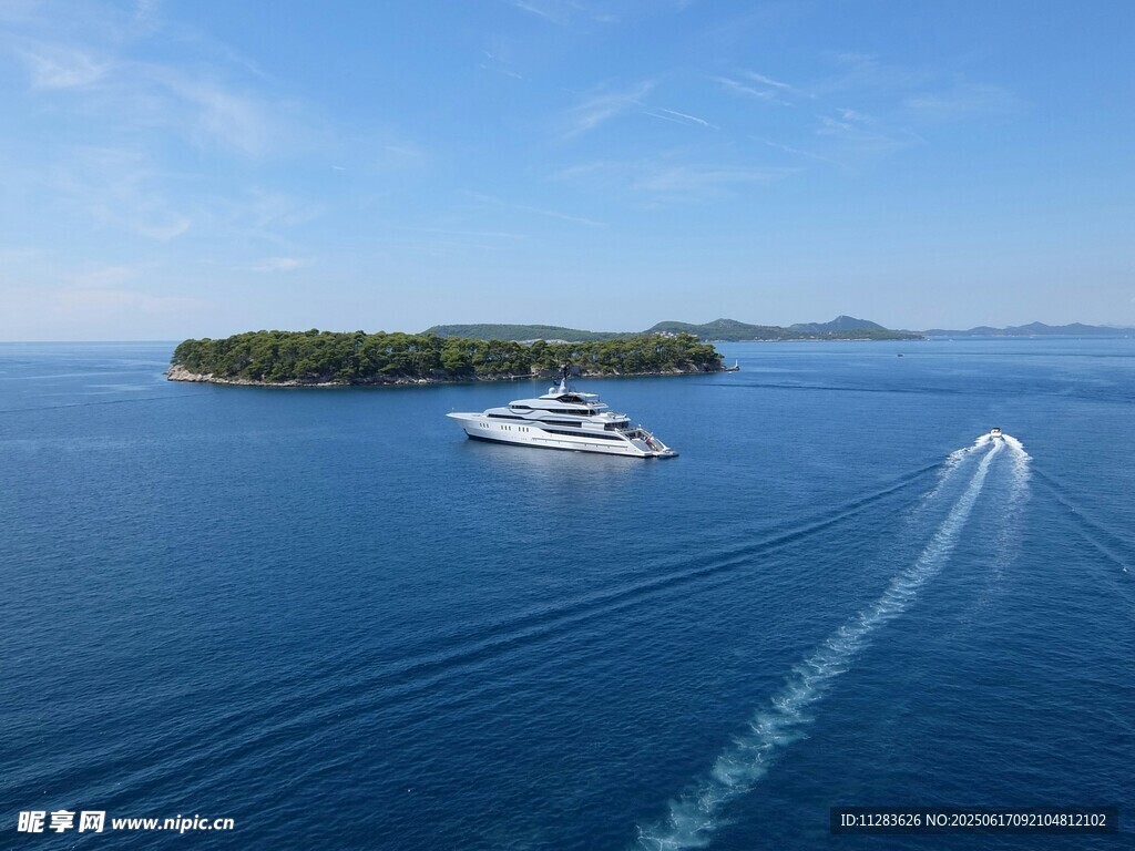海上游艇驶向远方小岛